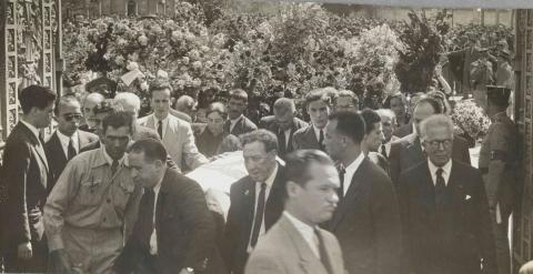 Fotografia do funeral de Bento de Jesus Caraça. No lado esquerdo da imagem distingue-se o Prof. Mário de Azevedo Gomes