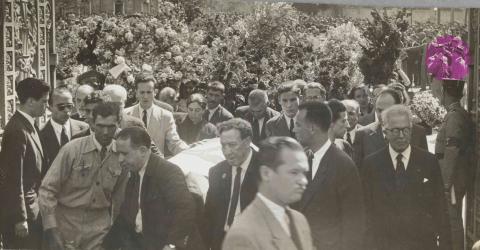 Fotografia do funeral de Bento de Jesus Caraça, sendo visível, no canto superior direito, um comandante da polícia, de pingalim em punho, dando instruções a um subordinado.