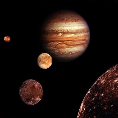 Os quatro maiores satélites de Júpiter, ou "satélites de Galileu" (Ganimedes, Calisto, Io e Europa), foram por este descobertos em 1610.